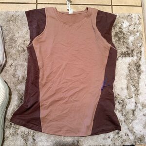 Excellent condition Lululemon cap sleeve hiking tank in two tone brown - size 4